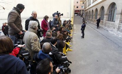 Periodistas y fot&oacute;grafos en la puerta de la Audiencia de Palma.