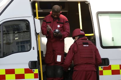 Dos miembros del equipo de artificieros de los bomberos trabajan en un furgón cerca de la estación donde ha ocurrido la explosión.