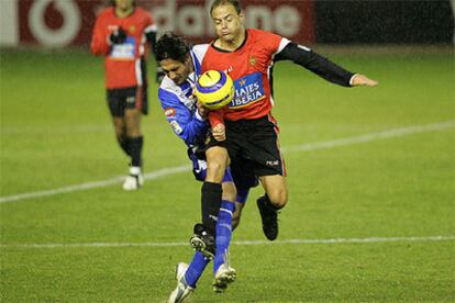 Astudillo choca con Farinós en un momento del partido.