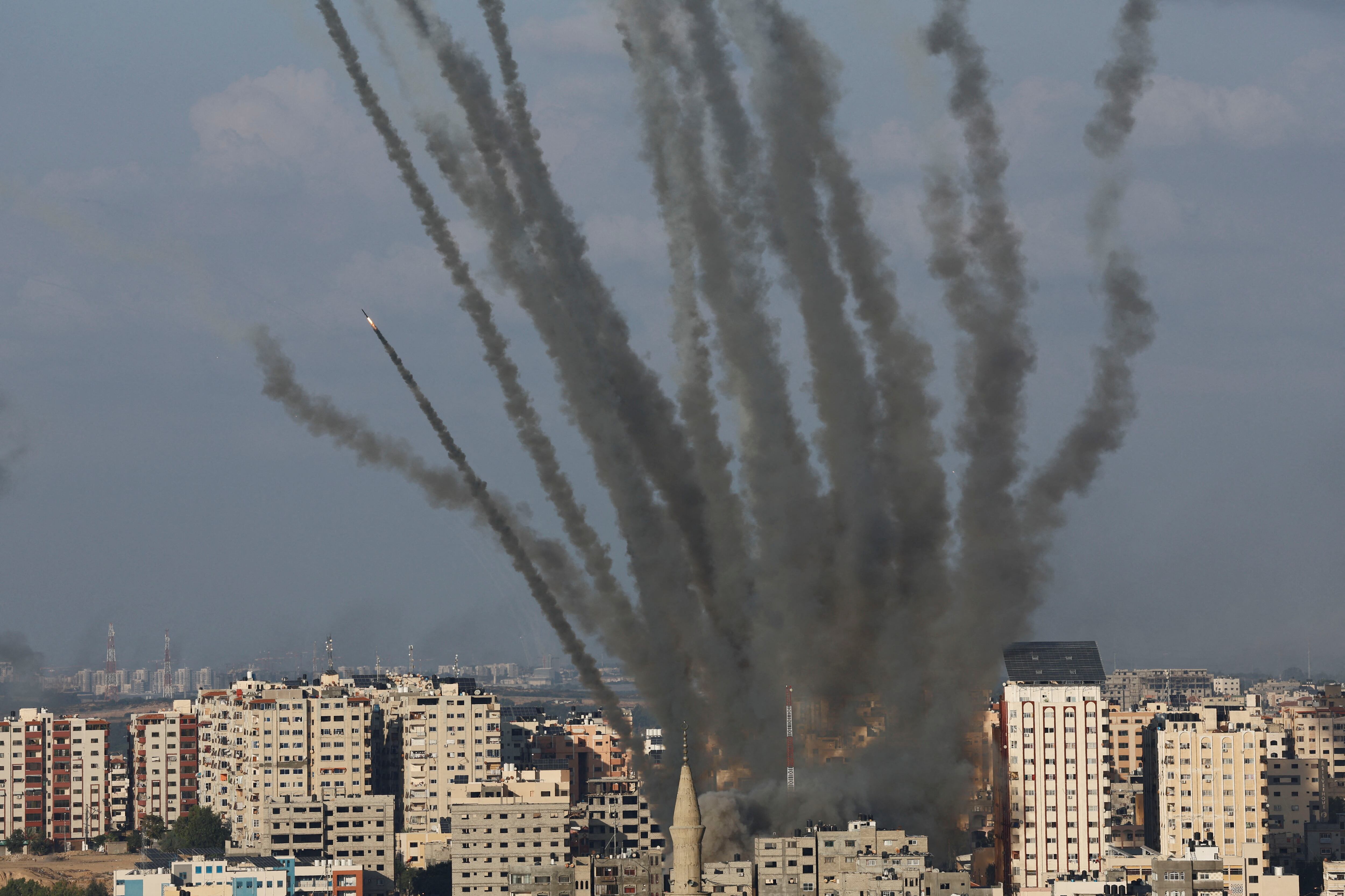 Cohetes lanzados desde Gaza se dirigen hacia Israel. 