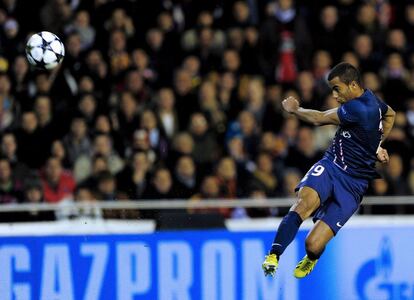 Lucas Moura dispara a puerta.