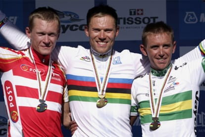 Hushovd (oro), Breschel (plata) y Davis (bronce), en el podio del campeonato del mundo de ciclismo.