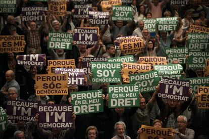 Asistentes a un acto convocado por el Pacto Nacional por el Refer&eacute;ndum, en el Palacio de Congresos de Barcelona.