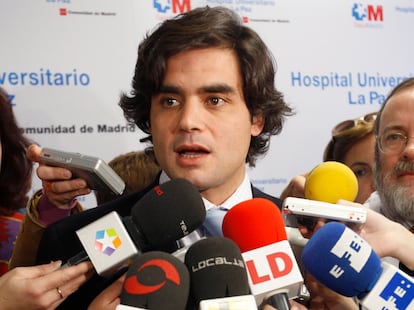 El consejero de Sanidad de la Comunidad de Madrid, Juan José Güemes, atiende a los periodistas el 30 de enero de 2008, durante la presentación de la primera resonancia abierta de alto campo de la sanidad española instalada en La Paz.