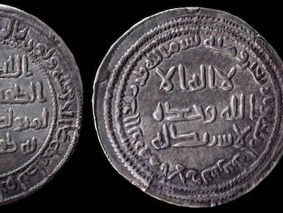 Moneda del año 766, de la colección Tonegawa, con la profesión de fe islámica. En el texto se lee que fue acuñada en Al Andalus.