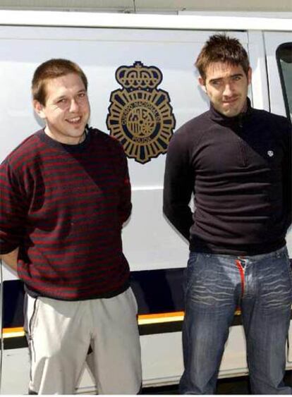 Joseba Iturbide (d) y Mikel San Sebastián, presuntos miembros del comando de ETA que atentó en 2006 en el aeropuerto madrileño de Barajas, a su llegada a Madrid procedentes de Francia.