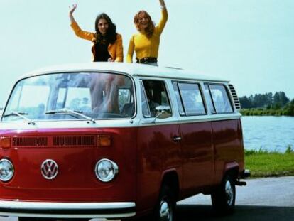 Dos chicas se asoman por el techo de la furgoneta m&aacute;s hippie, a&ntilde;os 70.