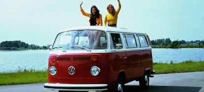 Dos chicas se asoman por el techo de la furgoneta más hippie, años 70.