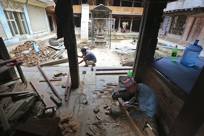 Trabajos de recontrucción en una comunidad del centro histórico de Katmandú.