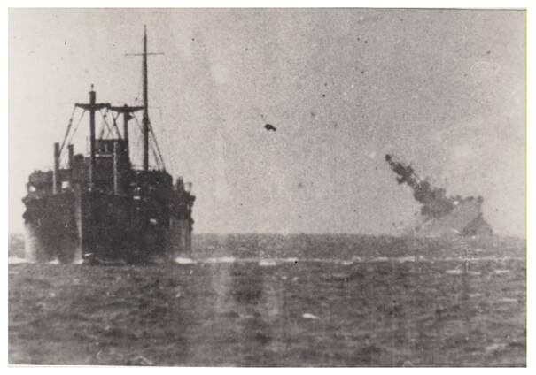 El portaviones 'Eagle' hundiéndose tras ser alcanzado por torpedos durante la Operación Pedestal.