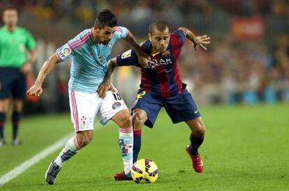 Alves lluita per la pilota amb Nolito, al Barça-Celta.