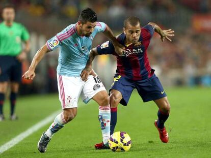 Alves lluita per la pilota amb Nolito, al Barça-Celta.