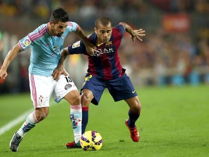 Alves lluita per la pilota amb Nolito, al Barça-Celta.