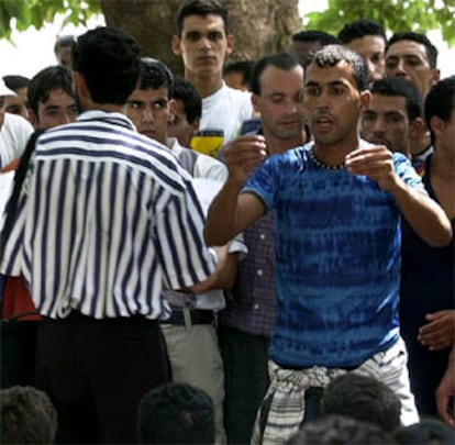 Inmigrantes magrebies discuten en la Plaza Andres Malraux de Barcelona