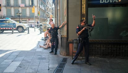 Actuació dels Mossos durant l'atemptat de la Rambla de Barcelona del 17 d'agost.