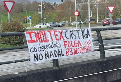 Pancarta anunciadora de la huelga prevista para la víspera de Nochebuena, en una rotonda del barrio compostelano de San Lázaro.