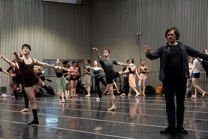 "Mi relación con el Teatro Colón es como la casa que me formó. Yo hice el Instituto Superior de Arte desde primero, a los 9 años, hasta octavo año, y un año de perfeccionamiento. O sea, yo soy como un bailarín formado íntegramente por el Teatro Colón" menciona Emanuel Vázquez, primer bailarín en el Municipal de Santiago de Chile.