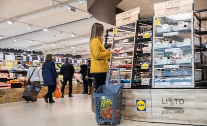 Sección de platos preparados calientes en el supermercado Lidl de Alcorcón.