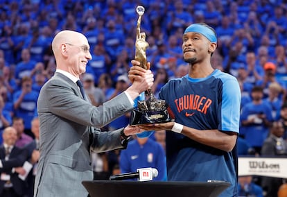 Adam Silver, el comisionado de la NBA, entrega a Shai Gilgeous-Alexander el trofeo Michael Jordan.