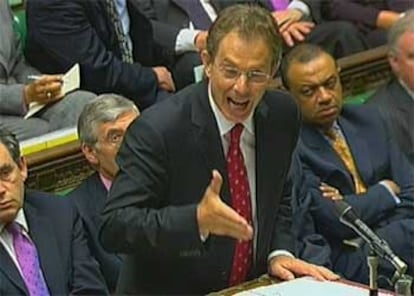 Blair se defiende de las acusaciones en la Cámara de los Comunes.