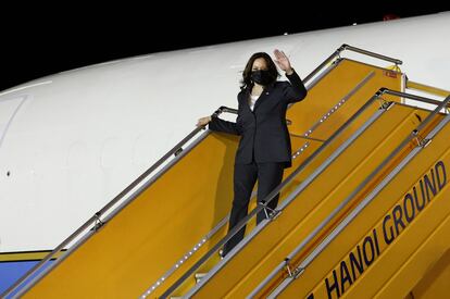 Kamala Harris, durante su llegada a la ciudad de Hanoi, Vietnam