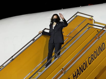 Kamala Harris, durante su llegada a la ciudad de Hanoi, Vietnam