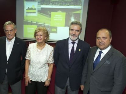 Empresarios participantes con el alcalde monfortino (segundo por la derecha)