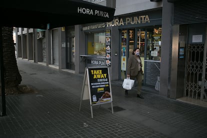 Un establecimiento junto al centro comercial L'Illa Diagonal, anunciando comida para llevar.