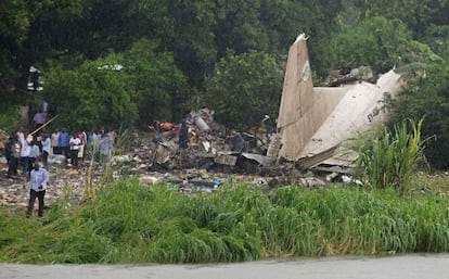 Restos de la cola y el fuselaje del avión accidentado.