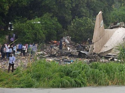 Restos da cauda e da fuselagem do avião acidentado.