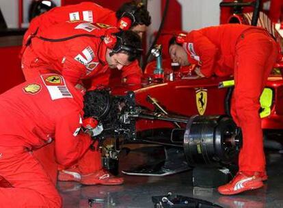 Mecánicos de Ferrari trabajan en el monoplaza esta temporada.