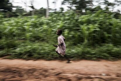 Una alumna corre hacia la escuela de Bodouakro.