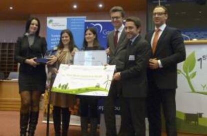 Fotografía facilitada por ASAJA de las dos jóvenes españolas, hermanas Ana María y Raquel Pérez Sáinz, socias del Grupo AN, recogiendo el "premio europeo al proyecto agrícola más sostenible".