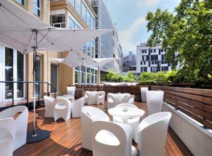 terraza del hotel barcelonés.  una de las  habitaciones del  establecimiento, con el cabecero pixelado.