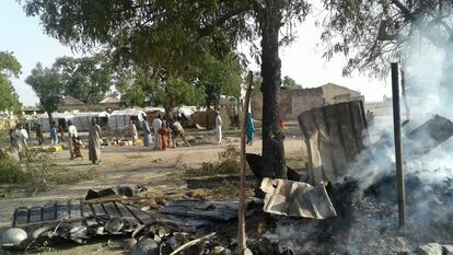 Al menos 52 personas murieron hoy y otras 120 resultaron heridas durante un bombardeo aéreo del Ejército de Nigeria en un campamento de refugiados de la localidad de Rann, en el norte del país. Vista general del campamento para gente desplazada, en Rann (Nigeria).