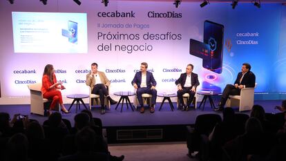 De izquierda a derecha; Nuria Mohedas, directora de Pagos y Banca Digital de Cecabank; Ángel Nigorra, director general de Bizum; Rubén González, Head of Iberia Swift; Juan Carlos Guirado, CEO de STMP y Eduardo Prieto, VISA Country Manager en una de las ponencias de la jornada.