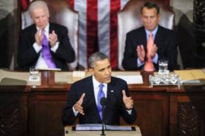 El presidente estadounidense, Barack Obama, pronuncia el discurso del Estado de la Unión mientras lo escuchan el vicepresidente, Joe Biden (i), y el presidente de la Cámara de Representantes, John Boehner (d), en el Capitolio en Washington DC (EE.UU.).