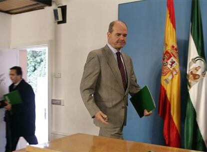 Manuel Chaves, ayer, antes de ofrecer una conferencia de prensa.