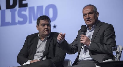 Antonio Caño, na direita, junto ao secretário de redação da 'Folha', Roberto Dias.