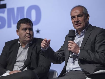 Antonio Caño, na direita, junto ao secretário de redação da 'Folha', Roberto Dias.