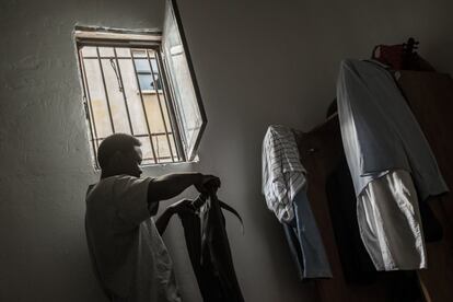 <p>Walyaldin Suliman, un solicitante de asilo darfurí de 33 años procedente de Sudán, en la habitación alquilada que comparte con otro demandante en el barrio de Newe Shaanan, en la zona sur de Tel Aviv.</p> <p>Los únicos espacios disponibles para los solicitantes de asilo son habitaciones pequeñas, miserables y abarrotadas, por debajo de las condiciones de habitabilidad, debido a que la mayoría de los propietarios de viviendas no se las alquilan. La alta concentración de refugiados en esta zona de Tel Aviv ha despertado la hostilidad de los israelíes hacia estas comunidades, que constituyen gran parte de la mano de obra no cualificada de Israel.</p>