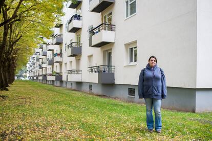 Maud tiene 32 años. Ella vive en Pantin, otro suburbio de París. Su familia (cinco personas) estaba viviendo en un apartamento de tres habitaciones por 450€/mes. Pero la autoridad de vivienda social Pantin Habitat decidió reubicar a todos los miembros de la ciudad a pisos más pequeños (una habitación) que son más costosos (600€/mes).