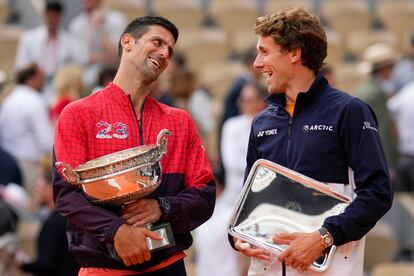 Novak Djokovic (a la izquierda) y Casper Ruud, tras recoger los trofeos.