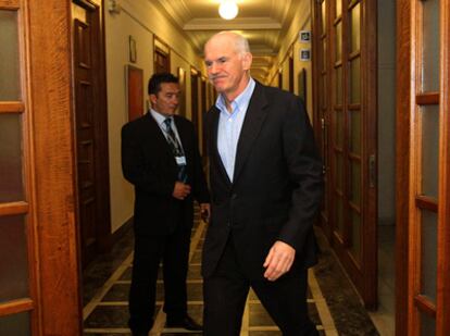 Papandreu llega al Consejo de Ministros celebrado hoy en Atenas.