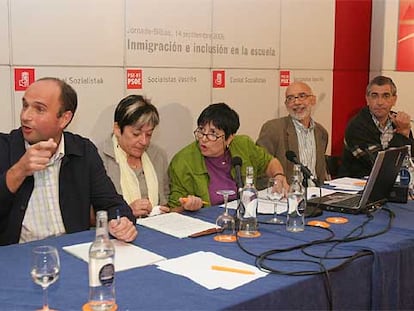 De izquierda a derecha, Aitor Bilbao (representante de los colegios religiosos); Sira Ayarza (que intervino en nombre de los directores de la red pública); Ana Eizagirre (moderadora); Imanol Igeregi (representante de las <i>ikastolas</i> privadas) e Imanol Zubizarreta (de los padres de la escuela pública), durante el debate de ayer.