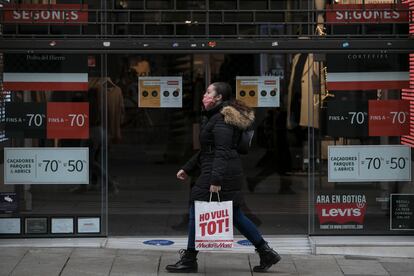 Tienda cerrada en el portal de l'Àngel de Barcelona por las restricciones para frenar la tercera ola de la pandemia.