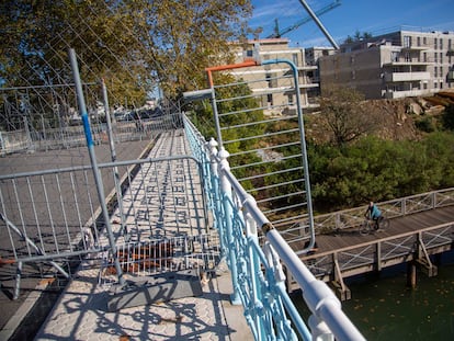 Vallas impiden en el puente Avenida de Irún (Gipuzkoa) el paso de personas a Francia.