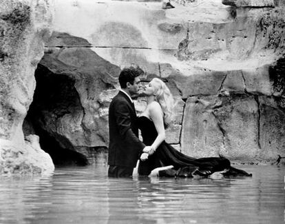 Marcello Mastroianni creaba el nuevo 'latin lover' o 'playboy' existencialista tras sus gafas Wayfarer y traje oscuro en 'La dolce vita' (Federico, Fellini, 1960). El diseñador Piero Gherardi se hacía con el Oscar al mejor vestuario y el estilo italiano encontraba su identidad como cristalización del 'made in Italy'. La fascinación por el estilo, la moda y la fama. Para la iconografía, Anita Ekberg como sirena en traje de noche sumergiéndose en la Fontana de Trevi.