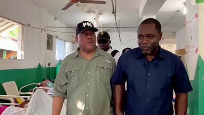 El primer ministro haitiano, Garry Conille, visita a las víctimas de los ataques en Artibonito, Haití, 5 de octubre.