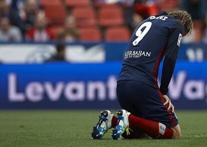 Fernando Torres, de rodillas en el c&eacute;sped.  